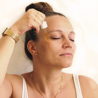 Feels like yoga, vitamin soul, facial oil, gesichtsöl Anwendung im Gesicht von Gründerin Heide