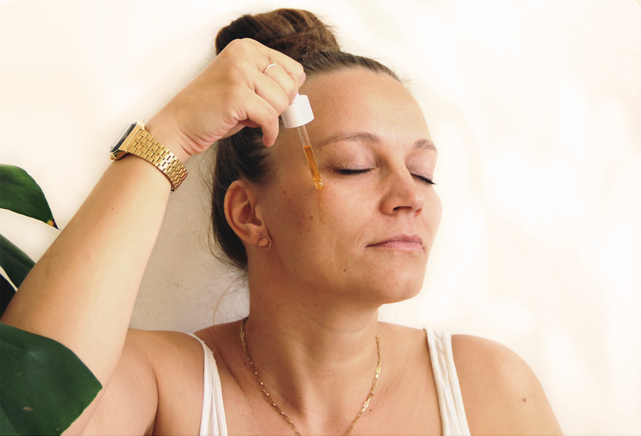 Feels like yoga, vitamin soul, facial oil, gesichtsöl Anwendung im Gesicht von Gründerin Heide